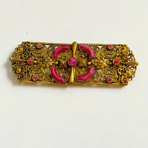 Vintage belt buckle  - Snygg gammal belt buckle i guldfärgad metall med rosa rhinestones   gott skick 