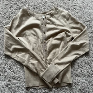 Beige kofta - Säljer min finstickade kofta från Lindex! Skriv innan du köper!!!!