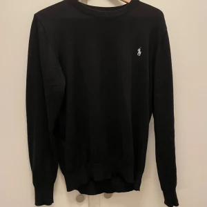 Polo Ralph lauren tröja - Säljer min fin stickade polo Ralph lauren tröja i storlek M men passar S tröjan är nästan aldrig använd skick 10/10 ny pris runt 2000 mitt pris 550 hör av er vid frågor eller funderingar 