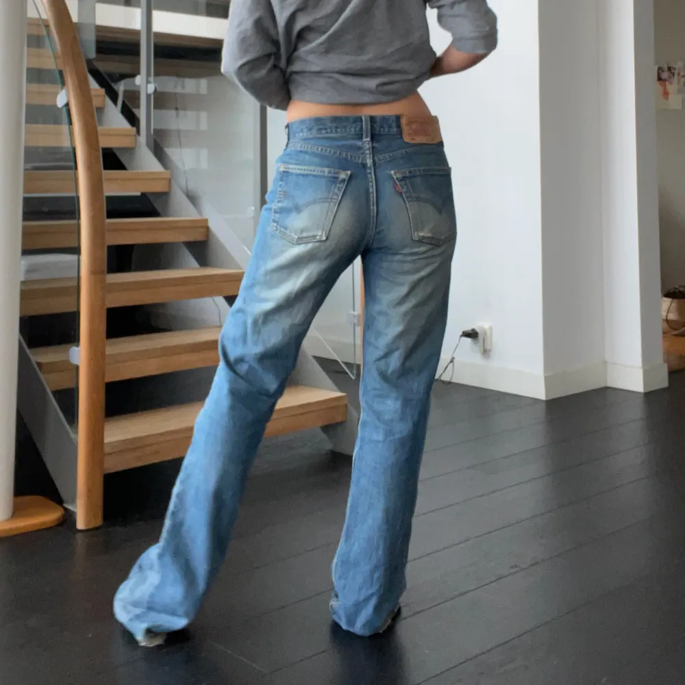 Snygga levisjeans med skön passform, jag är 163 cm och de är för långa för mig. Jag brukar ha 36 i jeans. . Jeans & Byxor.