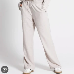 Beiga linnebyxor  - Säljer 2 st populära linnebyxor från lager157 då dem blivit för små för mig! OBS de är lite skrynkliga på bild 🤍 de är avklippta och passar om man är under 160 cm lång 😊de är i bra skick! 50 kr / st eller båda för 80! 