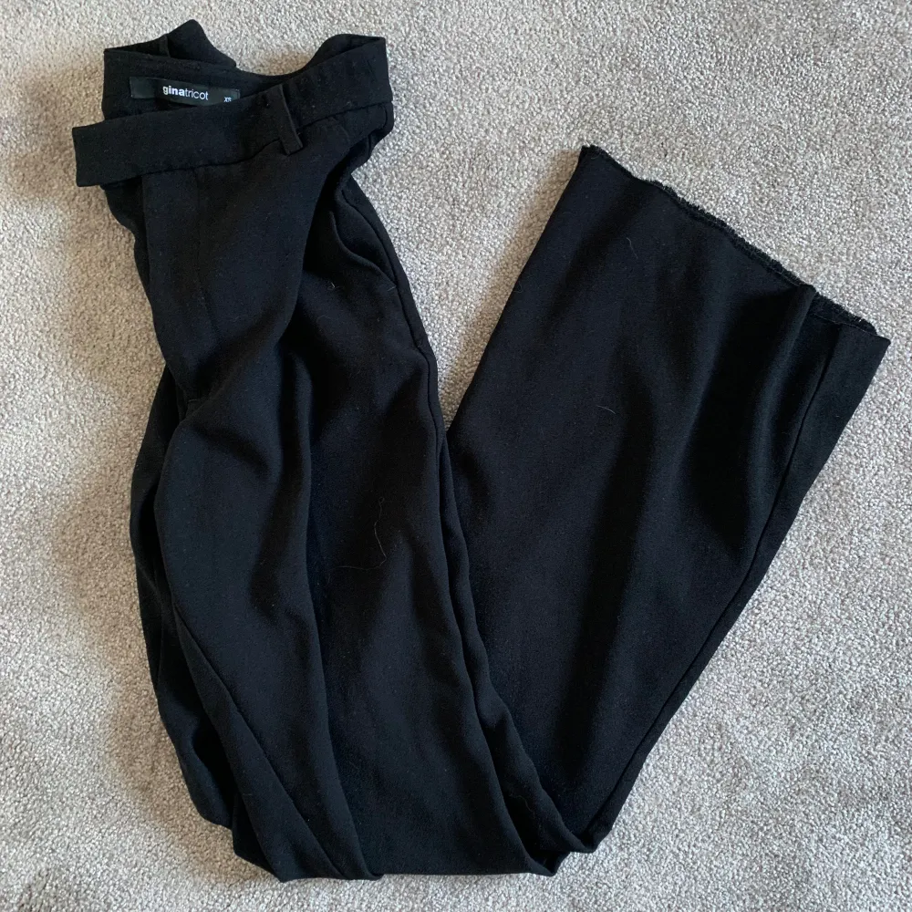 Säljer dessa svarta kostymbyxor från Gina Tricot då dem inte kommer till användning längre! 🤍 de är midwaist och är avklippta och passar om man är under 160 cm! De är supersköna och formar kroppen fint 🤍. Jeans & Byxor.