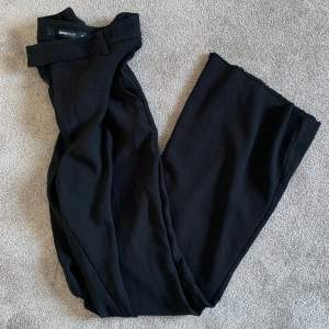 Säljer dessa svarta kostymbyxor från Gina Tricot då dem inte kommer till användning längre! 🤍 de är midwaist och är avklippta och passar om man är under 160 cm! De är supersköna och formar kroppen fint 🤍