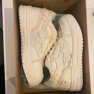The Supermade sneakers  - Säljer mina vit/begie sneakers från The Supermade. Du skippar även en lång leveranstid 🥰Aldrig använt de :)Hör av er för mer information och fler bilder, pris kan även diskuteras 💖ordinarie pris: 1000kr