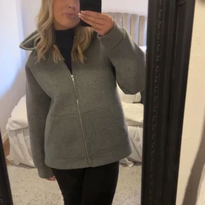 Hoodie Jacka - Säljer min superfina jacka från zara, superbra skick❤️