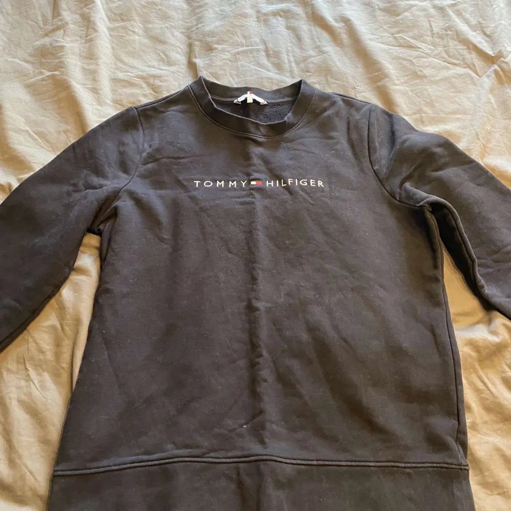 Säljer denna tröja från Tommy Hilfiger.  Storlek L.  Sparsamt använd och i bra skick.. Tröjor & Koftor.