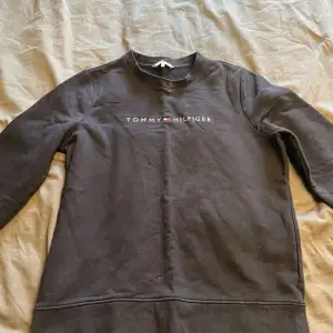 Säljer denna tröja från Tommy Hilfiger.  Storlek L.  Sparsamt använd och i bra skick.