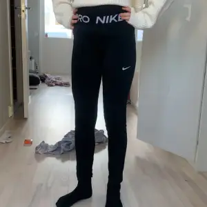 Ett par Nike byxor i strl: M i junior storlek. Lite lite vitt har försvunnit på märket men inget man tänker på. Se bild.  Skriv till mig för fler bilder eller mått💗
