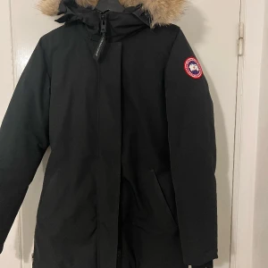 Canada Goose Victoria Parka - Storlek S. Bra skick, ludd på kardborrebanden som går att ta bort. 