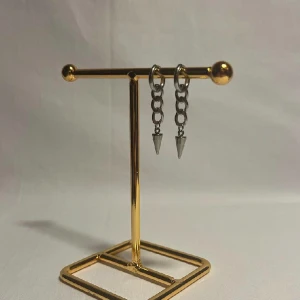 ÖRHÄNGEN  - Super fina örhängen! Finns i silver och guld.  Köp för 99kr/st Eller 185kr/paret. Modell 119.  Smyckes ställningen finns även att köpa för 299kr!