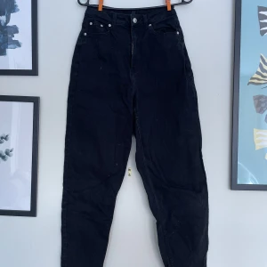 Svarta Jeans  - Vanliga svarta jeans som jag köpte för ett tag sedan. Använda kanske två gånger, sitter jättebra men har liknande i garderoben! Mycket bra skick, inga fläckar eller liknande 🥳 Orginalpris 250! ✨