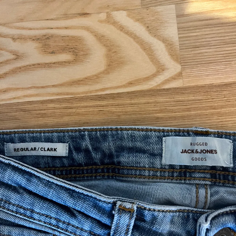 Hej! Jag säljer ett par jack and jones jeans I storlek 29/30. De passar persoenr som gillar slim jeans och de är i 10/10 skick. De har ett nypris på 599 kr och använts 3 gånger innan😇. Jeans & Byxor.