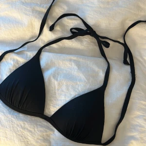 Bikiniöverdel  - Superfin svart bikiniöverdel som är för liten för mig. Skulle säga att den passar en B/C kupa