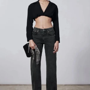 Svarta jeans zara - Säljer dessa svarta Lågmidjade jeans från zara då dom inte kommer till användning längre💗 Raka i benen och på mig sitter dom lite under naveln