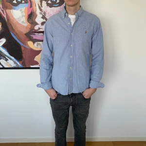 Ralph Lauren skjorta - Ralph Laurent skjorta i en ljusblå färg | Storlek M (modellen på bilden är ca 185 cm lång) | Bra skick | Hör av dig vid ytterligare frågor🤗