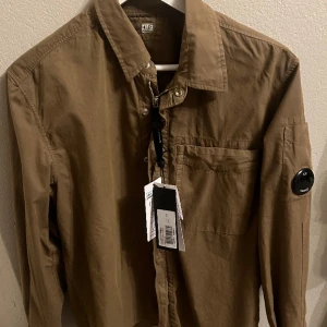 Cp Company overshirt - En helt ny beige  Cp Company overshirt i storlek Small.  Självklart äkta och kvitto finns. 