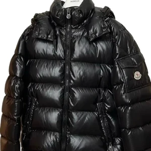 Moncler Maya - En trendig Moncler Maya. 9/10 skick, i princip ny skick. Ny pris 15.999, vårat pris 7.999. Kom gärna med erbjudanden eller frågor… Mvh EAresell