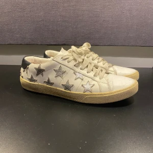 Saint Laurent skor  - Hej! Säljer nu mina skor från märket Saint Laurent, storlek 42.5 och är i fint skick. Hör gärna av dig om du har frågor eller funderingar kring varan!