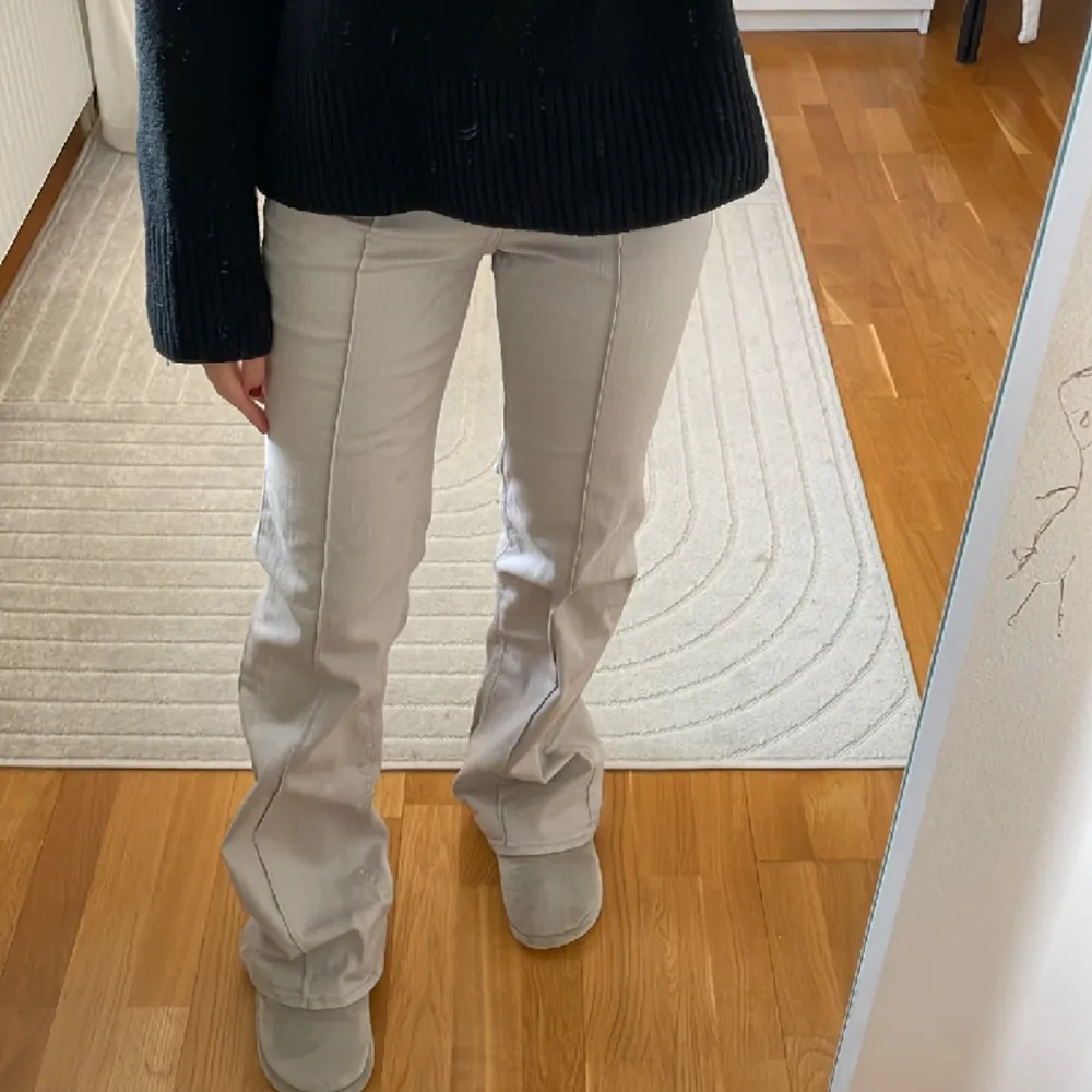 Säljer dessa jeans fast i en beige färg. Aldrig använda💕. Jeans & Byxor.