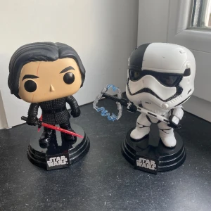 Funko pop - Starwars funkos! Inte äkta funko pops men ser helt äkta ut. ”Scenen” gubbarna står på går att plocka bort.