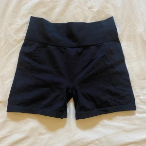 Shorts - Träningsshorts från shein, använda kanske 1-2 gånger. Storlek M, passar nog S-M
