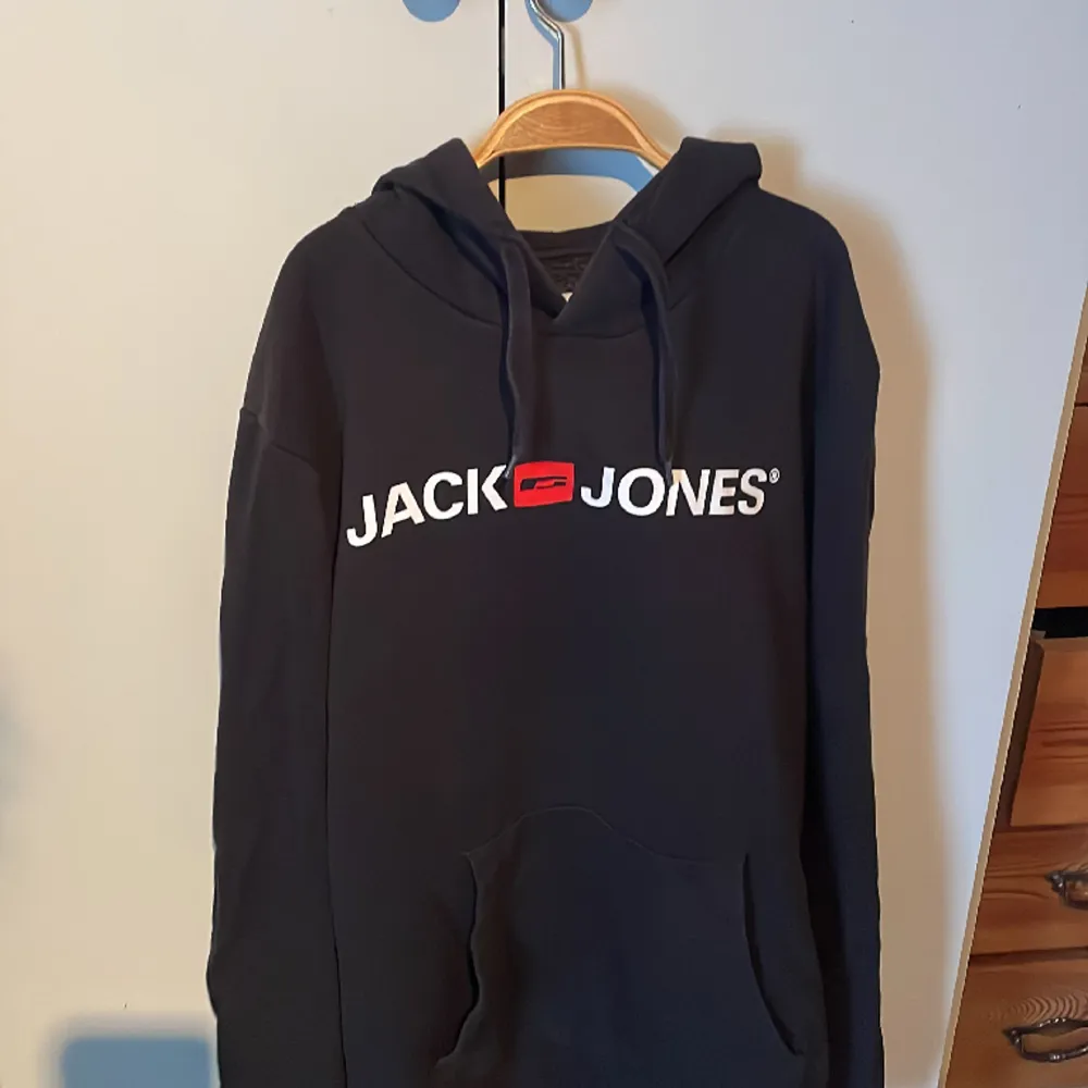 Ett litet hål som ni ser på bilden. Hoodies.