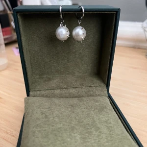 Pärlörhängen - Säljer dessa superfina pärlörhängen, maria Nilsdotter inspirerade