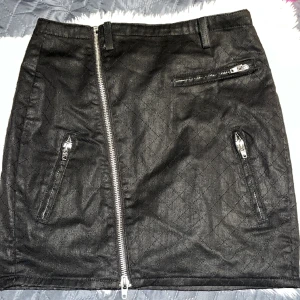 Skinnimiterad kjol - Svart skinnimiterad kjol Hourglass figure  Storlek: 28 (M/L) Säljes för 60kr+fraktpris