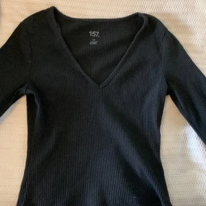 Svart topp - Svart långärmad topp med vida ärmar från Lager157 i storlek xs! Skriv gärna för fler bilder/frågor🫶🏼