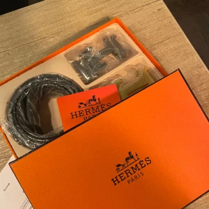Hermès bälte  - Tjenare! Tänkte se om det fanns något intresse i Hermès bälte. Bältet är i otroligt bra skick nästan som ny skulle jag vilja säga. Kommer även med en logga i guld som man kan byta till. Box, kvitto,  samt påse medföljer. Tveka inte hör av vid frågor!