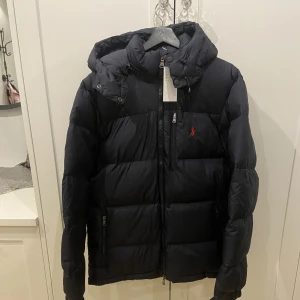 Polo Ralph Lauren jacka - Säljer min Ralph Lauren jacka i storlek L som är helt ny endast testad med tags kvar. Hör av er om ni har några frågor!