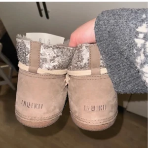 Inuikii boots  - Passar storlek 38. Nypris ca 3 000kr.  Skriv för egna bilder.