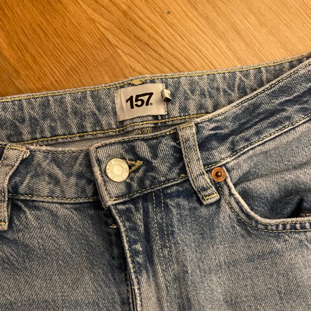 Säljer dessa jeans då de blivit försmå💕 pris kan diskuteras och de är i gott skick❣️ hör av er vid frågor mm💕 Nypris ~250. Jeans & Byxor.