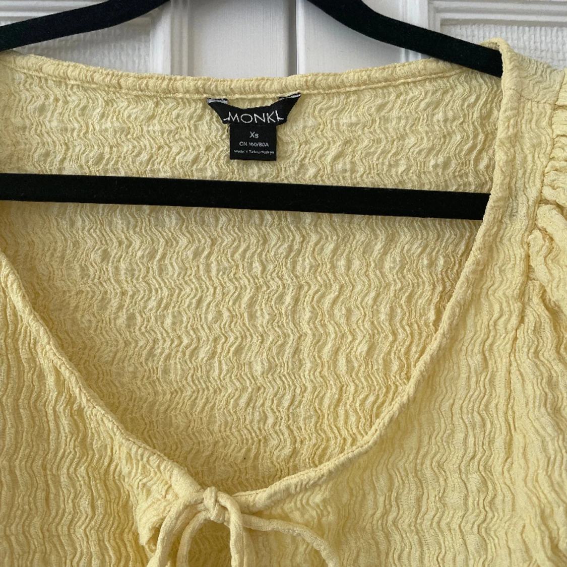 Topp med puffärmar och knyt  - 90