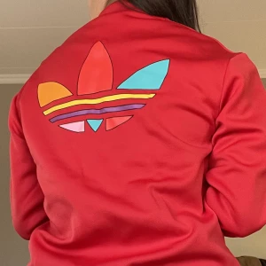 Adidas tröja  - Adidas zipper i bra skick! Knappt använd! Jag brukar vanligtvis ha storlek XS/S denna är lite större och passar även M