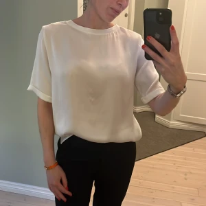 Blus By Marlene Birger  - Säljer min favoritblus Vit/Beige med lätt skimmer. Den har lite noppror och är i i använt skick därav säljer jag den billigt ☺️Något stor i storlek så passar även en 38. Style: Winana