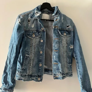 Ripped Jeansjacka  - Ripped Jeansjacka från zara i mycket bra skick