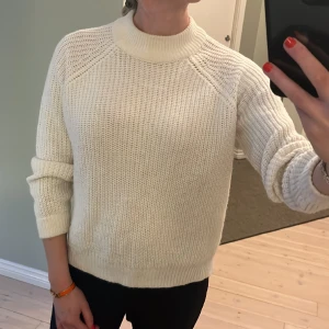 Mysig tröja - Beige/vit tröja i strl S från Vero Moda🤍