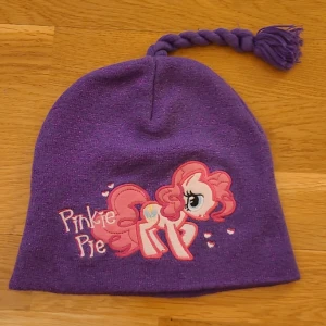 Mössa - Supersöt barnmössa i bra skick med My little pony broderi. Står ej storlek, så förmodligen onesize. Kan även fraktas med portokod för 18kr, men köparen står för frakten 💕