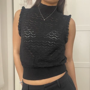 Ärmlös trendig tröja🖤 - Svart ärmlös tröja i stickat. str S från Bikbok🥰🥰 
