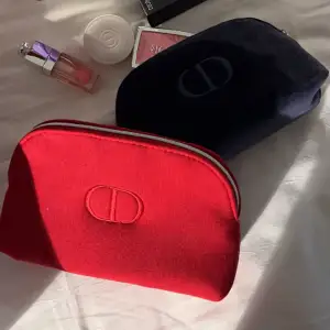 Säljer denna röda oanvända necessären från dior. Väldigt fina! Hör av er vid intresse, säljer för 250kr. 🥰