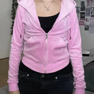 JUICY COUTURE HOODIE💗 - En rosa juicy i super bra skick. Den är använd några gången. Men den är inte sliten som ni kan se på bilderna. Den passar jättebra med ett par jeans som jag säljer med rosa kronor på bakfickorna💗