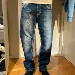 True religion jeans  - True religion jeans i storlek 33. Köpta second hand så vet tyvärr inte om dom är äkta eller inte därav priset. Superhög kvalitét och knappt använda av mig och skulle absolut säga att dom är i nyskick, inga defekter. Skriv vid frågor, pris kan disk.🤪