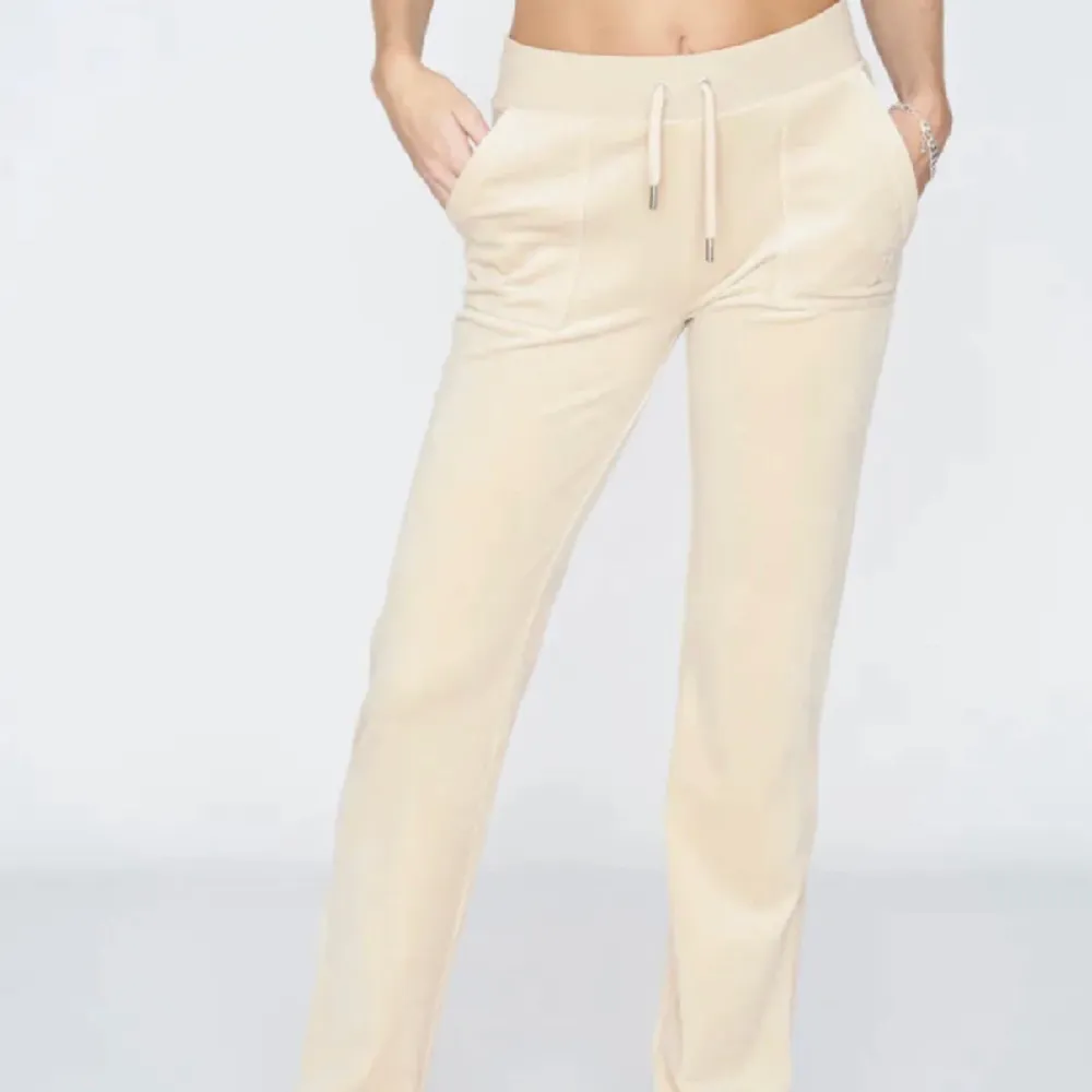juicy couture byxor i färgen ”brazilian sand” som inte säljs längre❤️knappt använda. Jeans & Byxor.