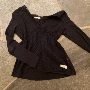 Odd Molly blus  - En superfin svart odd molly blus med broderier i strl 2🌹 blusen är använd någon enstaka gång och i mycket bra skick!