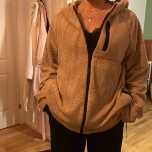 Teddy jacka/tröja - Jättefin tröja som jag säljer eftersom den är för stor på mig. Köparen betalar frakten❤️‍🔥, storlek s herr