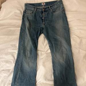 Sjukt snygga jeans som hsr lite urtvättat mönster. Byxorna är längre än vad det är på bilden fick endast inte plats. Köpte dessa på en second hand butik så står ej storleken men är ungefär storlek L.