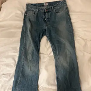 Sjukt snygga jeans som hsr lite urtvättat mönster. Byxorna är längre än vad det är på bilden fick endast inte plats. Köpte dessa på en second hand butik så står ej storleken men är ungefär storlek L.