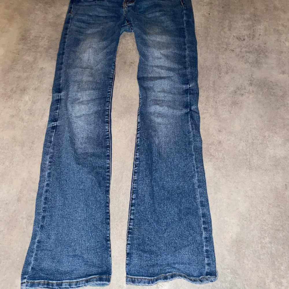 Säljer dessa lowaist blå jeans pga att jag inte använder dessa längre. men själv tycker jag att det är i väldigt bra skick🥰. Jeans & Byxor.