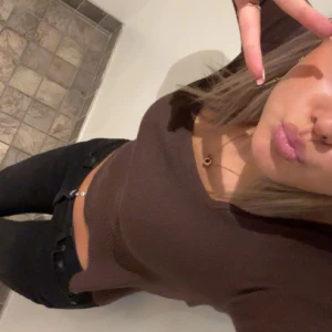 Brun tröja - Brun långärmad tröja med lite ribbning som är ifrån Bikbok. 